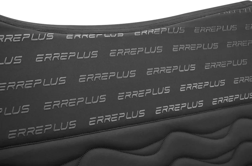 dressage_saddlepad_black_details.webp